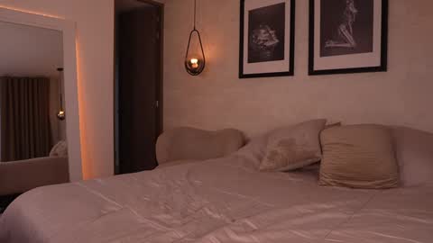 MARIANA  online show from September 18, 2025, 10:34 pm