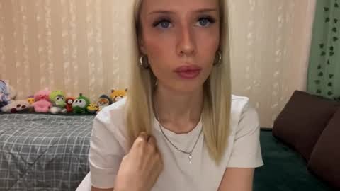 Molly online show from September 19, 2025, 6:26 am