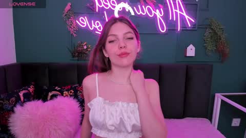 Snapshot of marie_reyes_ chatting on January 8, 2025, 1:42 am Mary 3 online show from January 8, 2025, 1:42 am