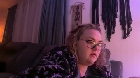 maroon_moon online show from November 25, 2025, 12:21 am