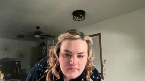 maroon_moon online show from December 4, 2025, 11:35 pm