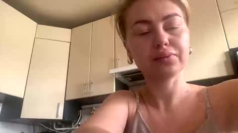 Snapshot of martaluna_ chatting on November 5, 2025, 6:13 am Marta online show from November 5, 2025, 6:13 am