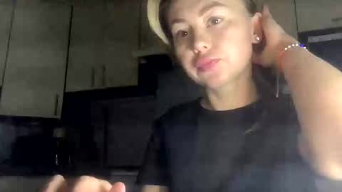 Snapshot of martaluna_ chatting on November 13, 2025, 3:00 pm Marta online show from November 13, 2025, 3:00 pm