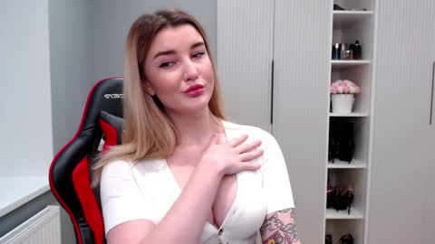 Snapshot of marti_lovely chatting on March 11, 2025, 9:37 pm Marti online show from March 11, 2025, 9:37 pm