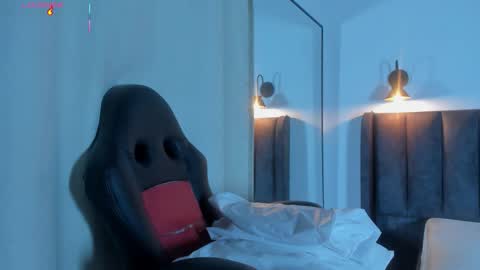 Laura online show from November 9, 2025, 7:23 pm