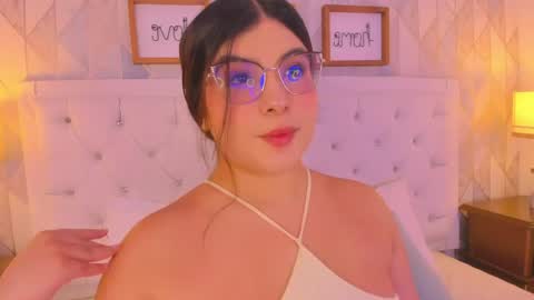 Snapshot of martina_rivera_ chatting on May 8, 2026, 11:48 am Martina online show from May 8, 2026, 11:48 am
