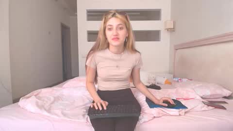 marya442004 online show from September 28, 2025, 10:20 am