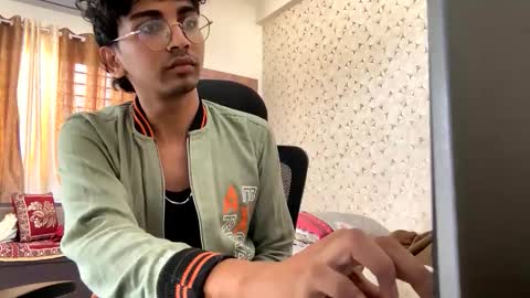 maskboyz2003 online show from November 25, 2025, 4:01 am