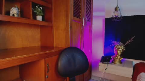 Snapshot of massimo_alessandro chatting on October 8, 2025, 5:05 am   online show from October 8, 2025, 5:05 am