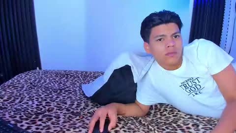 massimoandaxel online show from November 29, 2025, 7:06 pm