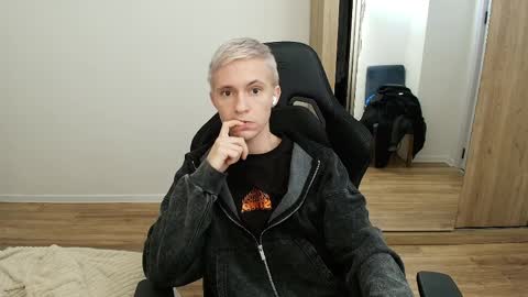 Max Gen with tats 24years  And Ethan without tats 20 years online show from April 1, 2026, 6:38 pm