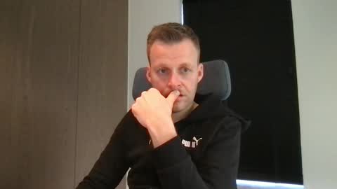 Snapshot of max_straight_1 chatting on February 27, 2025, 9:32 am Max take off clothes online show from February 27, 2025, 9:32 am