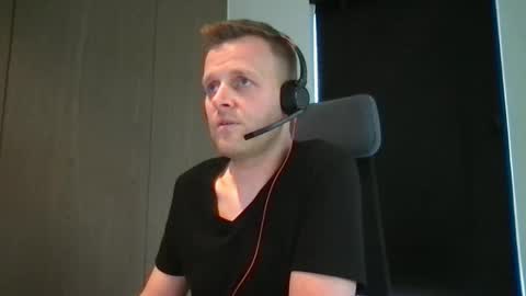 Snapshot of max_straight_1 chatting on February 27, 2025, 1:28 pm Max take off clothes online show from February 27, 2025, 1:28 pm