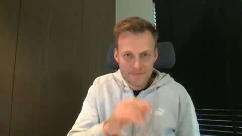 Max take off clothes online show from November 27, 2025, 10:17 am