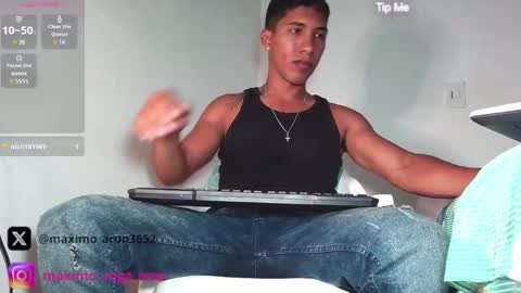 Maximo Aron Vega online show from October 13, 2025, 8:20 pm