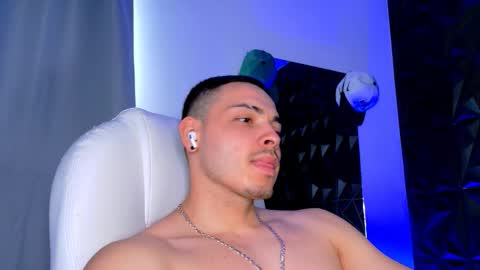 Snapshot of maxwell_dupont chatting on December 19, 2025, 8:27 pm MAX online show from December 19, 2025, 8:27 pm