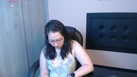 Snapshot of may_bloom chatting on December 23, 2025, 2:20 am May online show from December 23, 2025, 2:20 am