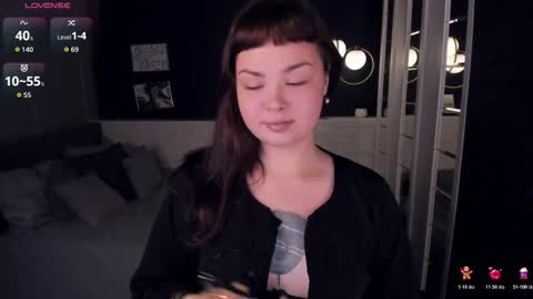 Woman online show from November 12, 2025, 1:55 pm