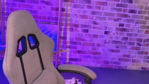 maybloom_ online show from April 15, 2026, 2:24 pm