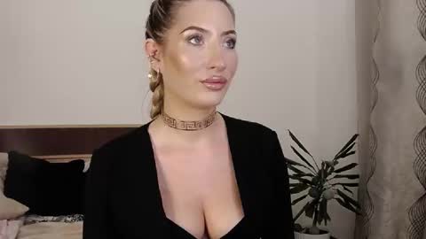 Megan Blazee  online show from September 24, 2025, 7:06 pm