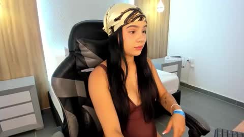 Snapshot of megara_x chatting on November 4, 2025, 2:10 am M E G A R A online show from November 4, 2025, 2:10 am