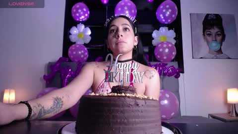 melanny_petite online show from April 18, 2026, 3:05 pm