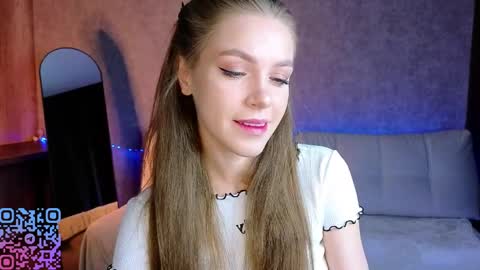 Melee Eva - Thumbs Up please  online show from April 3, 2026, 8:34 am