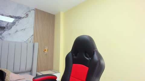 M E L I N A  online show from September 13, 2025, 6:51 pm