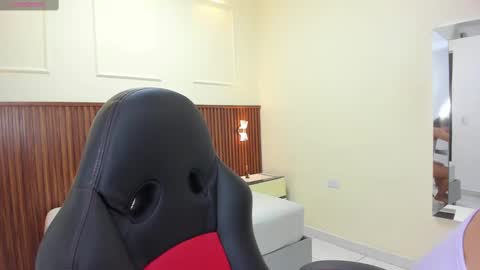 M E L I N A  online show from September 22, 2025, 4:53 pm