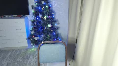 Melissa  Ray online show from December 21, 2024, 2:15 pm