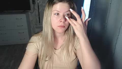 Melissa  Ray online show from February 5, 2025, 8:32 am