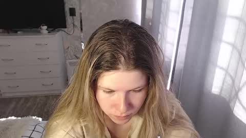 Melissa  Ray online show from March 3, 2025, 8:05 am