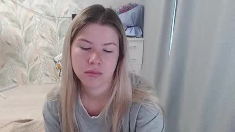 Melissa  Ray online show from September 11, 2025, 2:55 am