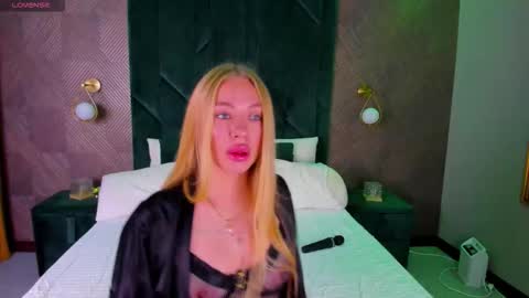 Snapshot of melissa_whitee chatting on October 15, 2025, 1:39 am Melissa online show from October 15, 2025, 1:39 am