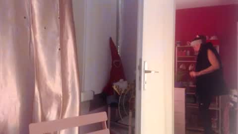 Snapshot of melli23 chatting on December 15, 2025, 4:44 pm Melli online show from December 15, 2025, 4:44 pm