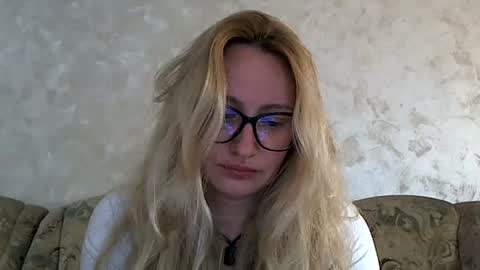 Snapshot of melly_rosey chatting on June 16, 2026, 6:49 am Melly online show from June 16, 2026, 6:49 am