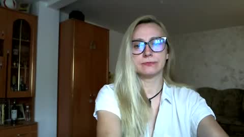Snapshot of melly_rosey chatting on June 24, 2026, 7:18 am Melly online show from June 24, 2026, 7:18 am
