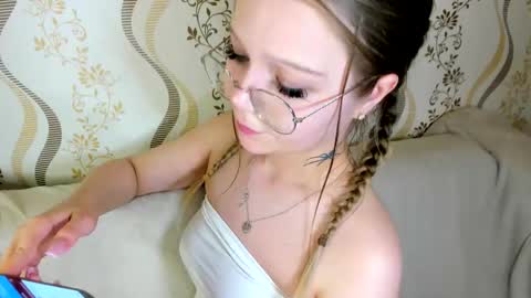 MelMooon online show from September 9, 2025, 7:02 pm