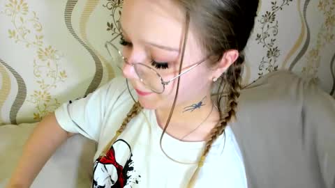 MelMooon online show from September 11, 2025, 8:20 pm