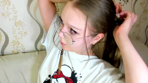 MelMooon online show from September 15, 2025, 7:14 pm