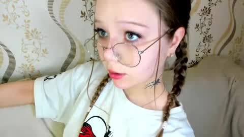 MelMooon online show from September 21, 2025, 7:04 pm