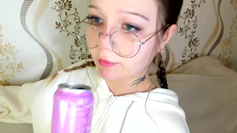 MelMooon online show from October 13, 2025, 1:44 pm