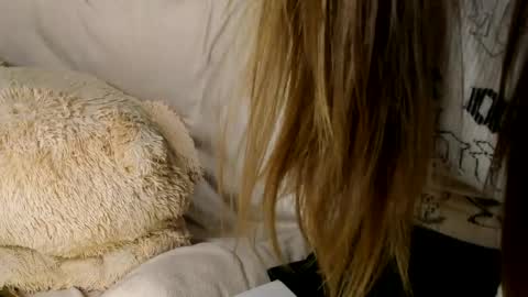 MelMooon online show from March 29, 2026, 8:42 pm