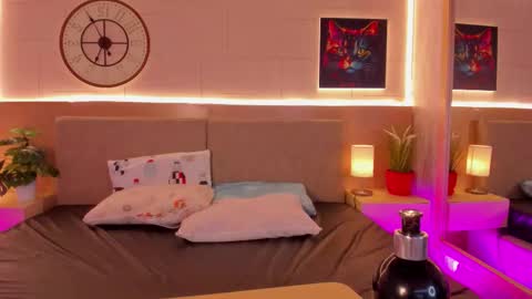 Melody online show from November 16, 2025, 10:37 pm