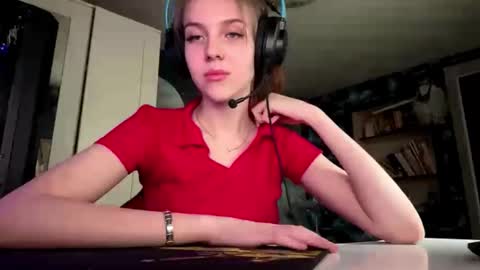 Hi Im Aria 18 years old online show from September 19, 2025, 12:06 pm