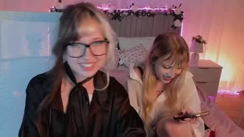 Mia online show from April 19, 2026, 6:43 pm