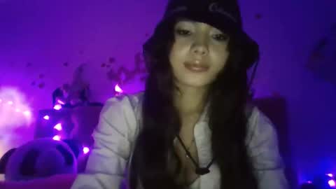 Snapshot of mena_hicks chatting on December 3, 2025, 11:03 pm Heart online show from December 3, 2025, 11:03 pm