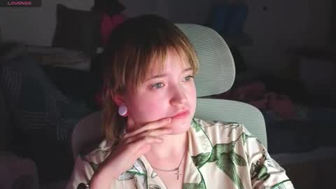 Snapshot of meowki4 chatting on December 1, 2025, 2:55 pm meowme online show from December 1, 2025, 2:55 pm