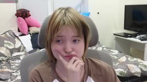 Snapshot of meowki4 chatting on December 14, 2025, 4:01 pm meowme online show from December 14, 2025, 4:01 pm