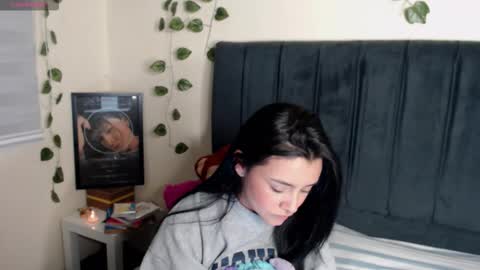 Snapshot of merilynwhithe_ chatting on September 19, 2025, 3:30 am Merilyn online show from September 19, 2025, 3:30 am